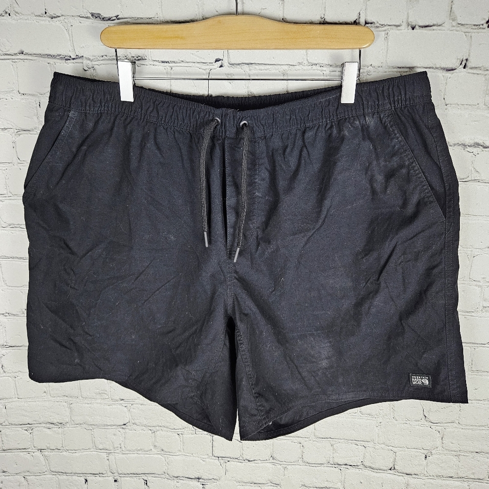 MOUNTAIN HARDWEAR | elastic drawstring waist athletic shorts